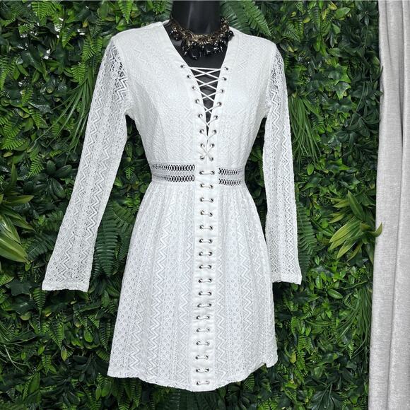 BARDOT Dress Women Small White Bohemian Lace Up Fit Flare Gigi 2158 - Picture 3 of 10
